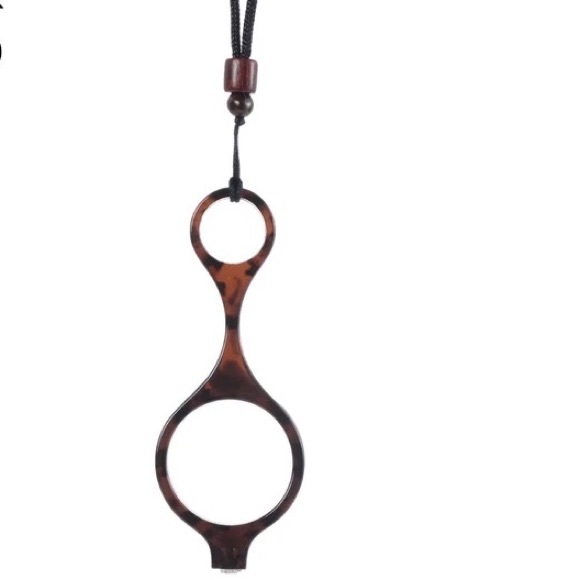 Reading glasses magnifying pendant necklace - Picture 3 of 4